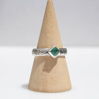 handmade 925 sterling silver ring with pattern band and sugarloaf emerald stone