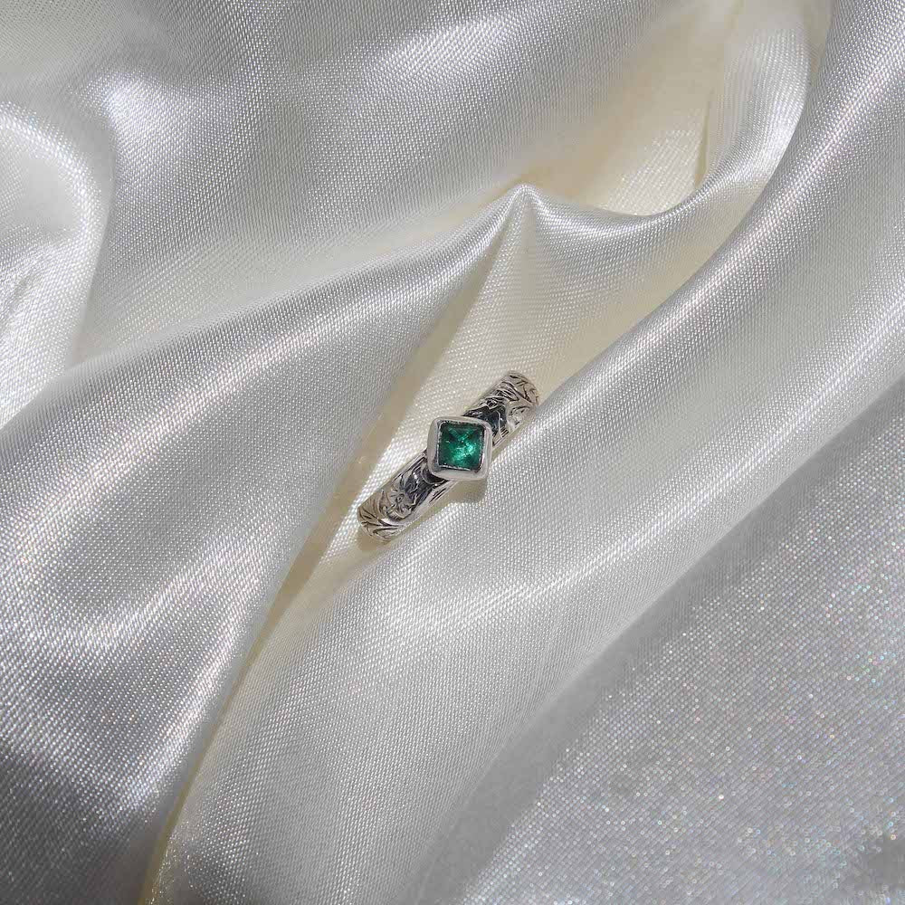 handmade 925 sterling silver ring with pattern band and sugarloaf emerald stone