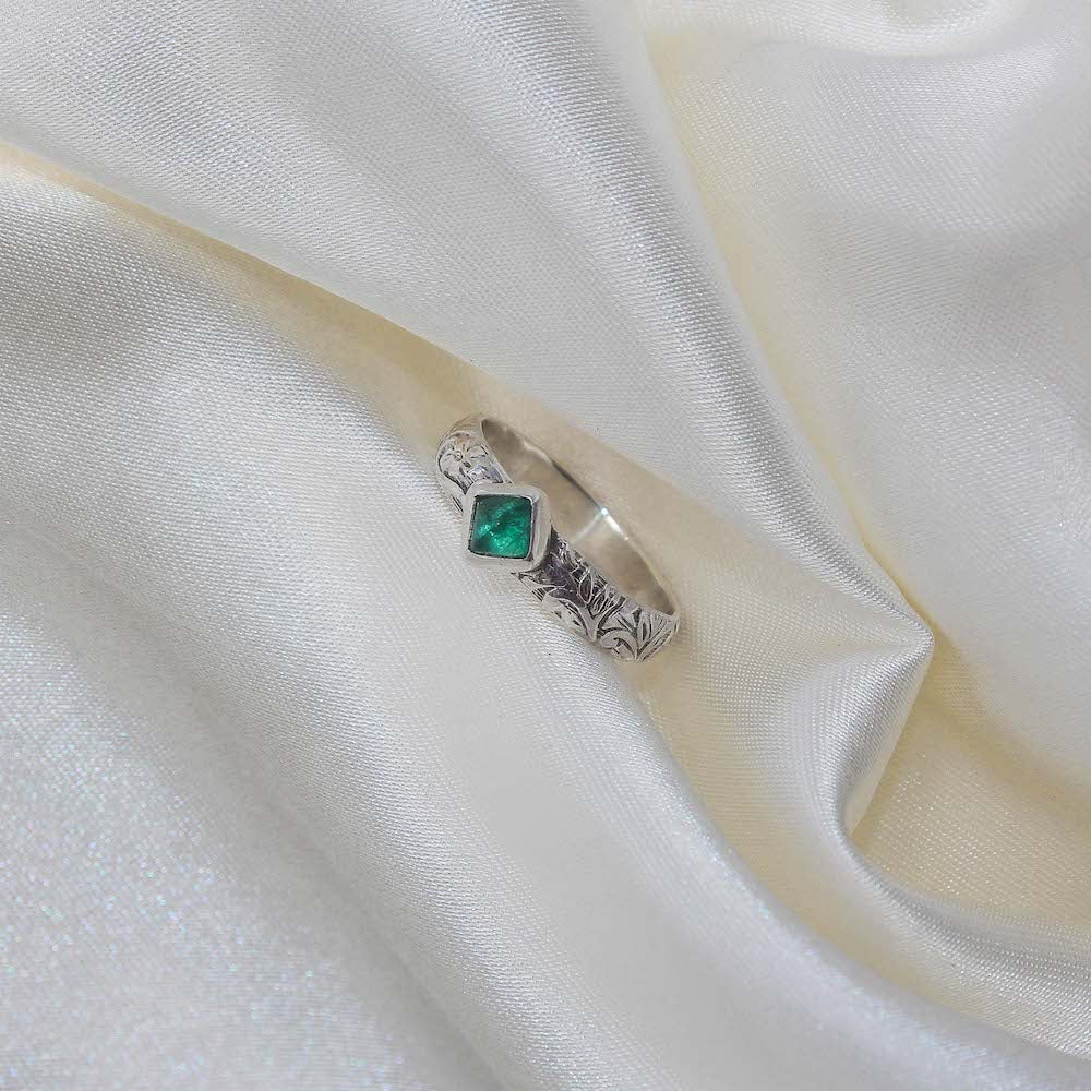 handmade 925 sterling silver ring with pattern band and sugarloaf emerald stone